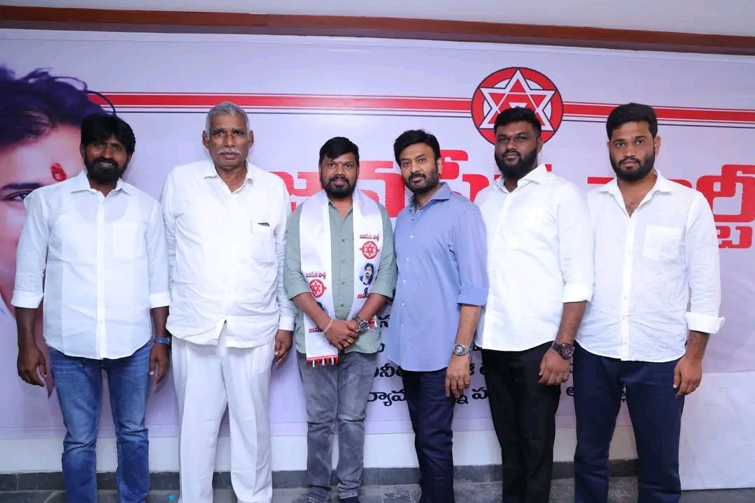 VTofficial97's tweet photo. Just In : 

 శ్రీ @PawanKalyan గారి సిద్ధాంతాలు, ఆశయాలు, ప్రజాసేవ పట్ల ఆయన చూపిస్తున్న నిబద్ధతకు స్ఫూర్తి పొంది, ఖమ్మం జిల్లాకు చెందిన రియల్ ఎస్టేట్ వ్యాపారవేత్త శ్రీ నరేష్ పూరేటి జనసేన పార్టీ ప్రధాన కార్యదర్శి శ్రీ రామ్ తాళ్లూరి గారి సమక్షంలో పార్టీలో చేరారు.

#JanaSenaTelangana https://t.co/oDdZweVD9V