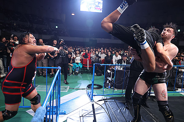 njpw1972's tweet photo. ★第5試合

「スペシャルシングルマッチ」
コブ vs ニューマン

コブが気迫の攻撃を連発するも、
急所攻撃からのMAKE WAYでニューマンが勝利強奪！

※9.27『DESTRUCTION in KOBE』神戸大会
新日本プロレスのスマホサイトで詳報中！

https://t.co/MLYr8Rv7hD

#njdest https://t.co/NwxqdUQZMz