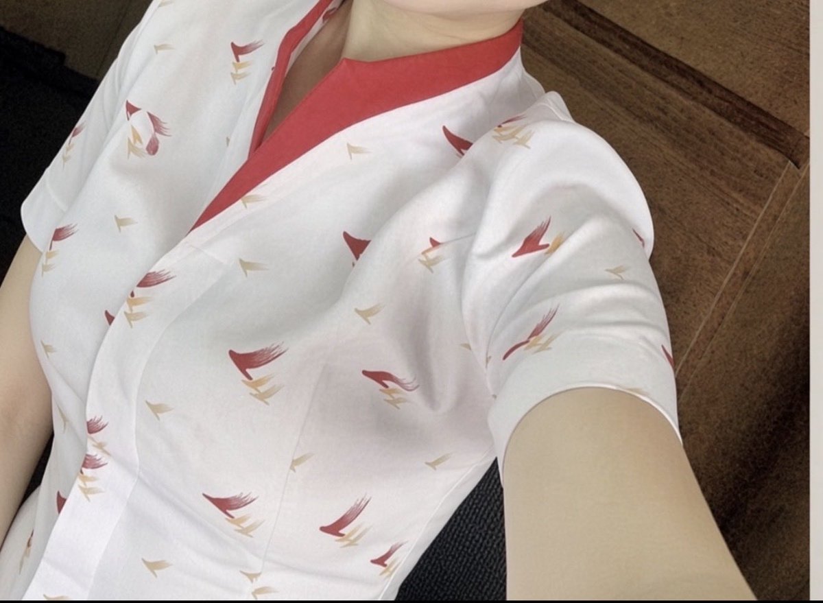 zoeyhdiary's tweet photo. 節日後的星期日。

把月餅盒移入櫃，把制服翻出來看皺不皺。

沒有賞月，有一堆要分類的甜，同��一張即將回來的班表。 https://t.co/tYUMQaM5Lb