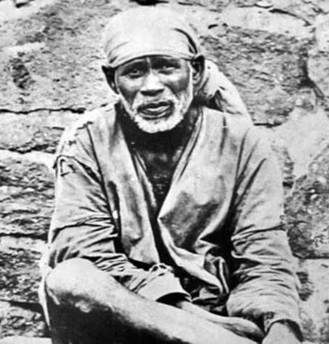 PrinceV93789344's tweet photo. नीम करौली बाबा, साईं बाबा और उनके चमत्कार। (Part-1) 

भारत में चमत्कारी बाबाओ की कमी नहीं है, इतने सारी असुविधाओं, और आर्थिक विपन्नता और मानसिक तनाव से जूझते देश में इतने सारे चमत्कारी बाबा होना, लाज़िमी है।
क्योंकि एक संतरे से एक ग्लास जूस निकालने वाला 20 रुपए का जूसर सरकारी टूटी हुई रोडवेज बस में बैठे लोग ही ख़रीदेंगे, एयरपोर्ट और फ्लाइट में बैठे लोग नहीं। 

लेकिन नीम करौली और साईं बाबा ऐसे किरदार है, इनके ऊपर फ़िल्में, सीरीज बनती रहीं है। और इनको सबसे चमत्कारी बाबाओ में गिना जाता है। अब सवाल ये है, इन दोनों का समयकाल जो है, साईबाबा का 1830 से लेकर 1918 तक है, और नीम करौली बाबा का 1901 से लेकर 1973 तक है। इन दोनों के समयकाल में ब्रिटिश हुकूमत के दौरान घोर अत्याचार चल रहा था। साईं बाबा के समय महाराष्ट्र में इतने सारे क्रांतिकारी अंग्रेज़ी हुकूमत से लड़ रहे थे बहुत से फाँसी पर लटक गए, इनके समय काल मे�� 1857 की इतनी बड़ी क्रांति हो रही थी। लेकिन बाबा में चमत्कार में बिना तेल दिया जलाना, मिट्टी से लड्डू बना देना, भक्तों के सपनों में आना, भविष्यवाणी करना ये सब शामिल था। लेकिन इतने बड़े संघर्ष में उस समय की प्रमुख घटनाओं में एक भी जगह इनका कोई योगदान और उल्लेख नहीं। इतना चमत्कारी व्यक्ति किसी अंग्रेज़ अधिकारी के सपने में आकर पूरा 1857 का रुख़ ही बदल सकता था, लेकिन ऐसा कुछ नहीं हुआ। पता नहीं कैसे भगवान थे, जो पूरे देश के मन की बात नहीं समझ पाए सिर्फ़ अपने मस्जिद में बैठे चेलों के मन की बात पढ़ते थे। 
नीम करौली वाले बाबा अपने चमत्कार से चलती ट्रेन रोक देते थे, क्योंकि उनको बिना टिकट बैठने नहीं दिया था। लेकिन उनके समय काल(1901 -1973) में करीब 1961 बड़ी ट्रेन घटनाएं हुई थी। दो तो इनके पास ही कुमाऊँ एक्सप्रेस और मुरादाबाद में हुई थी, जो इनके रास्ते में पड़ती थी, क्योंकि क��ठगोदाम ही इनके रास्ते का यानी अल्मोड़ा से पहले लास्ट स्टेशन था। इतना भीषण हादसा था, उसमे करीब 300 लोग मारे गए थे। लेकिन बाबा ने एक भी रोक कर बचाई नहीं, सिर्फ अपने लिए बिना टिकट चढ़ने के लिए ट्रेन रोक दी थी, बैठे बैठे पेड़ के नीचे। ऐसे ही बहुत से विदेशियो के मन को सिर्फ अपनी दृष्टि से बदल देने वाले बाबा किसी अंग्रेज़ का मन बदलकर इनके आश्रम से कुछ मिनट की दूरी पर अल्मोड़ा के सालम आंदो��न (25 अगस्त 1942) में नर सिंह धानक और टीका सिंह कन्याल को अंग्रेजों से बुरी तरह मार डाला, बाबा को कुछ पता नहीं। जबकि इनके भक्त दावा करते है, बाबा एक ही समय में अलग अलग जगह पहुँच जाते थे। ये 15 किमी नहीं पहुँच पाए ?