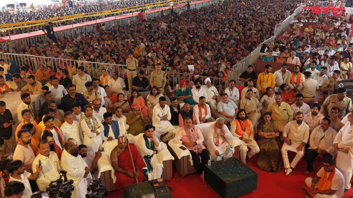 tarunchughbjp's tweet photo. आज रायपुर में एक ऐतिहासिक उपलब्धि दर्ज हुई।

रायपुर उत्तर विधानसभा के बूथ क्रमांक 56 पर आदरणीय प्रधानमंत्री श्री @NarendraModi जी के लोकप्रिय कार्यक्रम ‘मन की बात’ को सुनने का अवसर प्राप्त हुआ।

विश्वविख्यात कथाव्यास पूज्य श्री इंद्रेश उपाध्याय जी की गरिमामयी उपस्थिति में बड़ी संख्या में लोगों ने प्रत्यक्ष रूप से ‘मन की बात’ कार्यक्रम को सुना। इस अवसर पर Golden Book of World Records द्वारा इस उपलब्धि को विश्व रिकॉर्ड के रूप में दर्ज किया गया।

आज के ‘मन की बात’ कार्यक्रम में प्रधानमंत्री जी ने जनगणना को हम सबका राष्ट्रीय दायित्व बताते हुए इसमें सक्रिय सहभागिता का आग्रह किया। उन्होंने आधिकारिक पोर्टल https://t.co/U7WcH9Ynbi के माध्यम से जनगणना के लिए स्वयं जानकारी दर्ज करने की सरल सुविधा के बारे में भी बताया।

प्रधानमंत्री जी ने श्रद्धेय श्री अशोक सिंघल जी की जयंती के अवसर पर उन्हें स्मरण करते हुए राष्ट्र और समाज के प्रति उनके अतुलनीय योगदान को याद किया।

साथ ही, सोमनाथ मंदिर के इतिहास का उल्लेख करते हुए उन्होंने कहा कि मोहम्मद गजनी द्वारा मंदिर को ध्वस्त किए जाने के बावजूद आज सोमनाथ मंदिर पूरी भव्यता के साथ खड़ा है। भारत की सनातन संस्कृति को मिटाने का प्रयास करने वाले इतिहास में कहीं दिखाई नहीं देते, लेकिन हमारी सभ्यता और संस्कृति आज भी अडिग खड़ी है।

उन्होंने हमारे पंजाब में हॉकी की नई प्रतिभाओं को तराशने के लिए श्री राजिंदर सिंह सीनियर जी के समर्पित प्रयासों की भी सराहना की। गांवों की प्रतिभाओं को पहचानकर उन्हें बेहतर प्रशिक्षण और अवसर उपलब्ध कराने का यह प्रयास निश्चित रूप से प्रेरणादायी है।

प्रधानमंत्री जी ने ‘नशा मुक्त युवा भारत’ के संकल्प का पुनः उल्लेख करते हुए युवाओं को नशे से दूर रहने तथा स्वस्थ, सशक्त और जागरूक भारत के निर्माण में अपनी भूमिका निभाने का संदेश दिया।

‘मन की बात’ सदैव हमें अपनी गौरवशाली विरासत, राष्ट्रीय कर्तव्यों और राष्ट्र निर्माण के संकल्प से जोड़ने का कार्य करती ह

#MannKiBaat #Raipur #WorldRecord