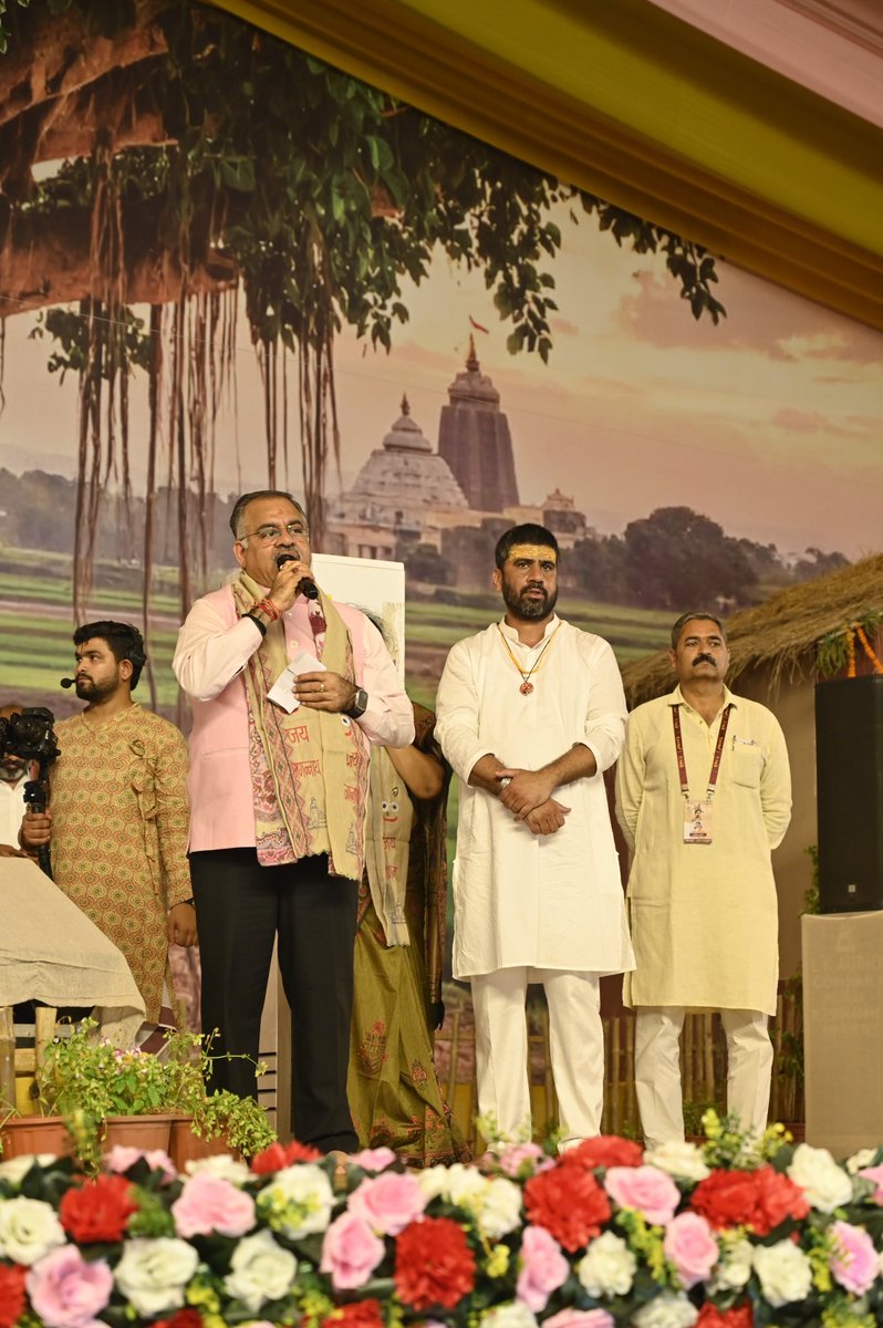 tarunchughbjp's tweet photo. आज रायपुर में एक ऐतिहासिक उपलब्धि दर्ज हुई।

रायपुर उत्तर विधानसभा के बूथ क्रमांक 56 पर आदरणीय प्रधानमंत्री श्री @NarendraModi जी के लोकप्रिय कार्यक्रम ‘मन की बात’ को सुनने का अवसर प्राप्त हुआ।

विश्वविख्यात कथाव्यास पूज्य श्री इंद्रेश उपाध्याय जी की गरिमामयी उपस्थिति में बड़ी संख्या में लोगों ने प्रत्यक्ष रूप से ‘मन की बात’ कार्यक्रम को सुना। इस अवसर पर Golden Book of World Records द्वारा इस उपलब्धि को विश्व रिकॉर्ड के रूप में दर्ज किया गया।

आज के ‘मन की बात’ कार्यक्रम में प्रधानमंत्री जी ने जनगणना को हम सबका राष्ट्रीय दायित्व बताते हुए इसमें सक्रिय सहभागिता का आग्रह किया। उन्होंने आधिकारिक पोर्टल https://t.co/U7WcH9Ynbi के माध्यम से जनगणना के लिए स्वयं जानकारी दर्ज करने की सरल सुविधा के बारे में भी बताया।

प्रधानमंत्री जी ने श्रद्धेय श्री अशोक सिंघल जी की जयंती के अवसर पर उन्हें स्मरण करते हुए राष्ट्र और समाज के प्रति उनके अतुलनीय योगदान को याद किया।

साथ ही, सोमनाथ मंदिर के इतिहास का उल्लेख करते हुए उन्होंने कहा कि मोहम्मद गजनी द्वारा मंदिर को ध्वस्त किए जाने के बावजूद आज सोमनाथ मंदिर पूरी भव्यता के साथ खड़ा है। भारत की सनातन संस्कृति को मिटाने का प्रयास करने वाले इतिहास में कहीं दिखाई नहीं देते, लेकिन हमारी सभ्यता और संस्कृति आज भी अडिग खड़ी है।

उन्होंने हमारे पंजाब में हॉकी की नई प्रतिभाओं को तराशने के लिए श्री राजिंदर सिंह सीनियर जी के समर्पित प्रयासों की भी सराहना की। गांवों की प्रतिभाओं को पहचानकर उन्हें बेहतर प्रशिक्षण और अवसर उपलब्ध कराने का यह प्रयास निश्चित रूप से प्रेरणादायी है।

प्रधानमंत्री जी ने ‘नशा मुक्त युवा भारत’ के संकल्प का पुनः उल्लेख करते हुए युवाओं को नशे से दूर रहने तथा स्वस्थ, सशक्त और जागरूक भारत के निर्माण में अपनी भूमिका निभाने का संदेश दिया।

‘मन की बात’ सदैव हमें अपनी गौरवशाली विरासत, राष्ट्रीय कर्तव्यों और राष्ट्र निर्माण के संकल्प से जोड़ने का कार्य करती ह

#MannKiBaat #Raipur #WorldRecord