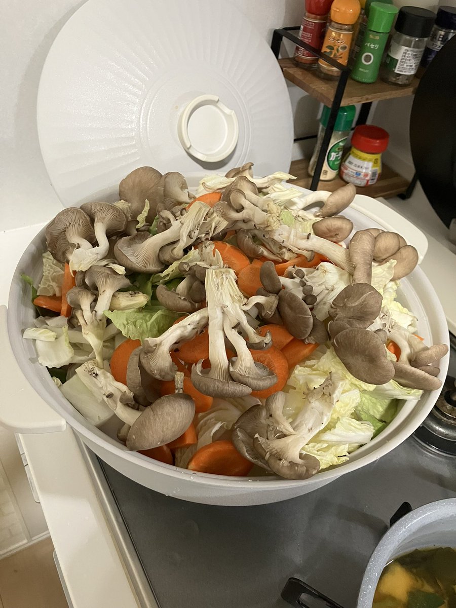 tamasanMGF's tweet photo. 鍋の美味しい季節になって来ましたね〜
こと後お肉に魚、大根、玉ねぎ、菜葉が入るってマジか？(ﾟωﾟ) https://t.co/LjCMgpQv9a