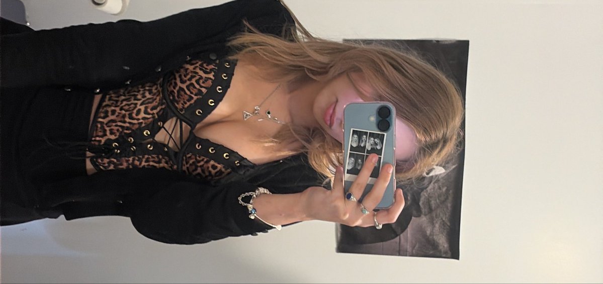 CHERRY___BABY's tweet photo. today’s work fit was so cuties https://t.co/4IoVdSqjki