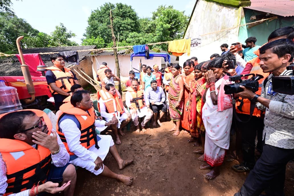 badakhabarnews's tweet photo. କୋରାପୁଟରେ ବନ୍ୟାସ୍ଥିତି ଅନୁଧ୍ୟାନ କଲେ ମୁଖ୍ୟମନ୍ତ୍ରୀ ମୋହନ ମାଝୀ
#Koraput #Kotpad #Flood #MohanMajhi #OdishaCM #Visit #BadaKhabar https://t.co/PFYvDrBq3K