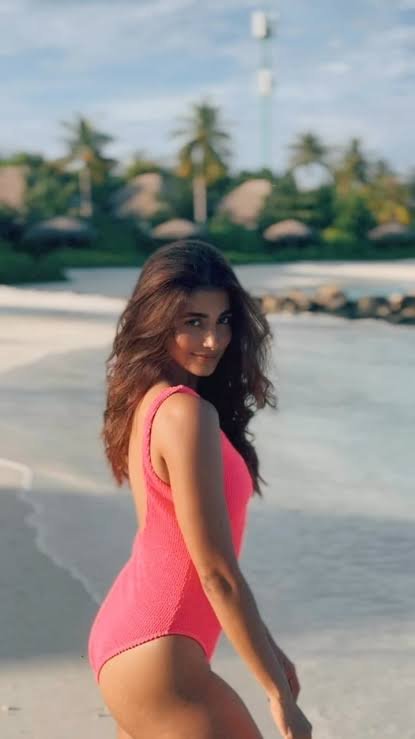 GlamButy's tweet photo. SwimWear Pics Gallery 6
 #KarishmaSharma
#PoojaHegde #IleanaDcruz https://t.co/7ZxkOos49b