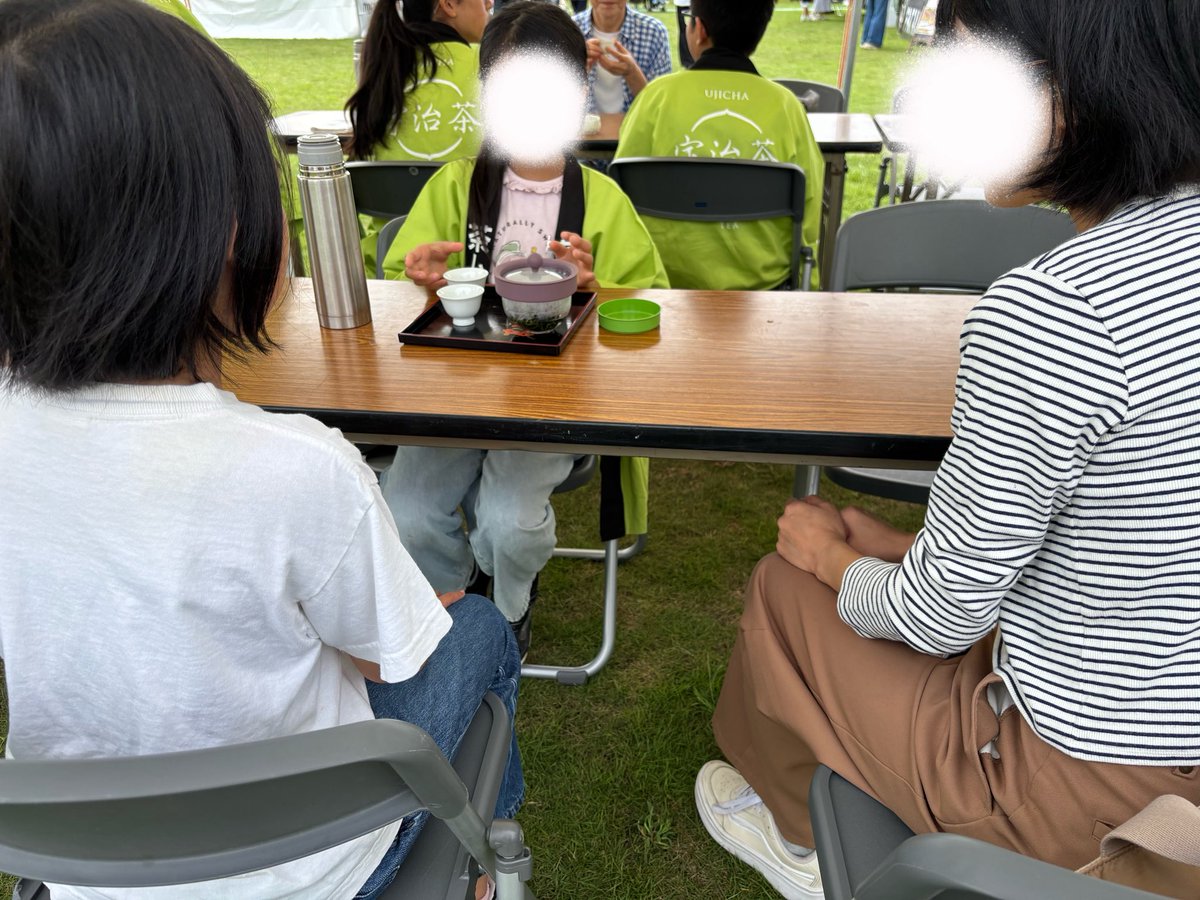 chammelier_stdt's tweet photo. ごちそうフェスタへお越しいただきありがとうございます！
今回は私たちが手もみ製法で作った玉露を茶しました。
また、私たちがブレンドした「若葉」というお茶も販売しました。
次回は11月1日（日）に開催される京田辺市民まつり「たなフェス」に出店予定です！ https://t.co/WkQ4ddpbE2