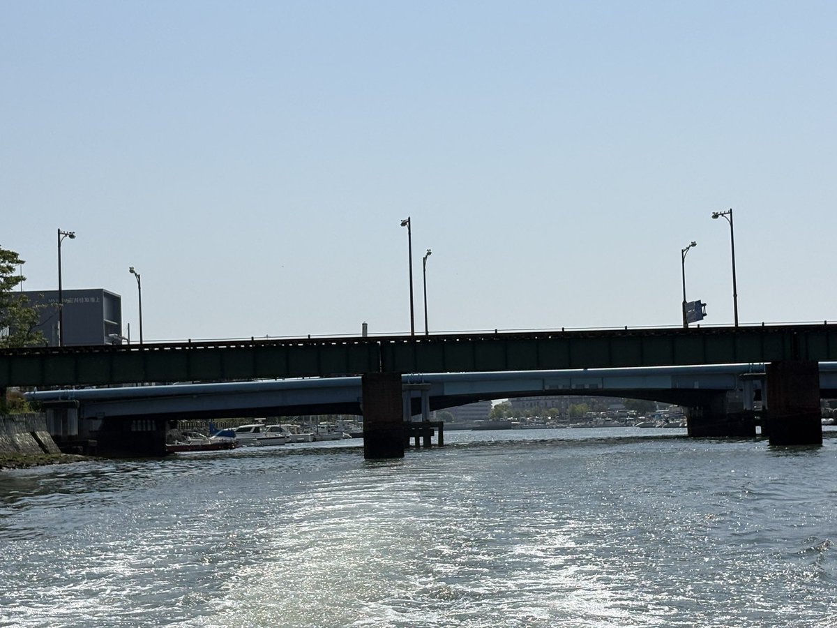 maronu's tweet photo. これでかい声で言ってることなんですけど、徳島市中心部でできるアトラクションって「ひょうたん島クルーズ」
 
約20分街中からほとんど海まで一周できるアトラクション。保険料込み1000円でお釣りが来る。動画は春の数日間のみ運行される #マチアソビ スペシャルバージョン。 https://t.co/gaMrcDSk9V