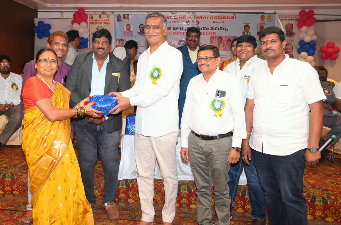 HarishRaoupdts's tweet photo. మీ సేవకు ఈ అవార్డు ముగింపు కాదు.... మరింత గొప్ప సేవకు ఇది ప్రారంభం కావాలి...

• వాసవి క్లబ్ అంటే కేవలం ఒక సంస్థ కాదు…సేవ, సంస్కారం, సమాజ బాధ్యత కలిసిన ఒక సేవా కుటుంబం....

• మనం ఎంత సంపాదించినం అనేది కాదు.. ఎంతో కొంత సమాజానికి ఇవ్వాలనే ఆలోచన గొప్పది..

• వాసవి క్లబ్ సేవల్లో వాసవి వనితా సేవలో స్ఫూర్తి దాయకం..

• వాసవి క్లబ్ ప్రాంతీయ సదస్సు అవార్డు ల ప్రధానోత్సవం లో పాల్గొన్న మాజీ మంత్రి ,ఎమ్మెల్యే @BRSHarish గారు.

ఈ సందర్బంగా హరీష్ రావు గారు మాట్లాడుతు...

ఈ రోజు వాసవి క్లబ్ ఆధ్వర్యంలో సమాజంలో వివిధ రంగాల్లో విశిష్ట సేవలు అందించిన వారిని గుర్తించి, వారిని అవార్డులతో సత్కరించడం ఎంతో అభినందనీయమైన విషయం.

సేవ చేసిన వారిని గుర్తించడం కూడా ఒక సేవే.
మంచి చేసిన వారిని ప్రోత్సహిస్తే… మరింత మందికి మంచి చేయాలనే స్ఫూర్తి కలుగుతుంది.
ఆ గొప్ప బాధ్యతను వాసవి క్లబ్ నిరంతరం నిర్వహిస్తుండటం సంతోషకరం.

వాసవి క్లబ్ అంటే కేవలం ఒక సంస్థ కాదు…
సేవ, సంస్కారం, సమాజ బాధ్యత కలిసిన ఒక సేవా కుటుంబం.

వాసవి క్లబ్ సేవలు రాష్ట్ర,జాతీయ స్థాయి లో నే కాదు అంతర్జాతీయ స్థాయి లో సేవలు అందిస్తున్నారు...

విద్యార్థులకు విద్యా సహాయం చేయడం, పేదలకు వైద్య సహాయం అందించడం, రక్తదాన శిబిరాలు నిర్వహించడం, అన్నదాన కార్యక్రమాలు చేపట్టడం, పర్యావరణ పరిరక్షణకు కృషి చేయడం, మహిళా సాధికారతను ప్రోత్సహించడం వంటి అనేక కార్యక్రమాల ద్వారా సమాజానికి అండగా నిలుస్తున్నారు.

ఆర్యవైశ్య సమాజం గురించి మాట్లాడేటప్పుడు మనకు ముందుగా గుర్తుకొచ్చేది శ్రీ వాసవీ కన్యకా పరమేశ్వరి అమ్మవారు.

అమ్మవారి ఆదర్శాలను అనుసరిస్తూ సమాజానికి ఉపయోగపడే కార్యక్రమాలు చేపట్టడం నిజమైన భక్తి అని నేను భావిస్తున్నాను.
సంపాదించడం గొప్ప విషయం కావచ్చు…
కానీ సంపాదించిన దాంట్లో కొంత సమాజానికి తిరిగి ఇవ్వాలనే ఆలోచన ఇంకా గొప్పది.

మన దగ్గర ఎంత సంపద ఉందన్నది కాదు…
మన వల్ల ఎంతమంది జీవితాల్లో వెలుగు వచ్చింది అన్నదే మన జీవితానికి నిజమైన విలువ.

ఈ రోజు అవార్డులు అందుకుంటున్న ప్రతి ఒక్కరికీ నా హృదయపూర్వక అభినందనలు.
ఈ అవార్డు మీ సేవకు లభించిన గుర్తింపు మాత్రమే కాదు… మీపై మరింత బాధ్యతను కూడా పెంచుతుంది. మీరు చేస్తున్న మంచి కార్యక్రమాలను చూసి మరో పదిమంది స్ఫూర్తి పొందాలి. వాళ్లు మరో వంద మందికి సహాయం చేయాలి. అలా సేవ ఒక గొలుసులా సమాజమంతా విస్తరించాలి.
ప్రత్యేకంగా యువతకు నేను ఒక విషయం చెప్పాలనుకుంటున్నాను.

జీవితంలో ఎదగాలి… సంపాదించాలి… ఉన్నత స్థానాలకు చేరుకోవాలి. అదే సమయంలో మన చుట్టూ ఉన్న సమాజాన్ని కూడా మర్చిపోకూడదు.

మన ఊరిలో ఒక పేద విద్యార్థి చదువు ఆగిపోకుండా చేయగలిగితే, ఒక నిరుపేద కుటుంబానికి వైద్య సహాయం అందించగలిగితే, అవసరంలో ఉన్న ఒక కుటుంబానికి అండగా నిలబడగలిగితే — అదే నిజమైన సామాజిక సేవ.

ఇలాంటి సేవా భావాన్ని యువతలో పెంపొందించే బాధ్యతను వాసవి క్లబ్ మరింత విస్తృతంగా తీసుకోవాలని కోరుకుంటున్నాను.

సామాజిక సేవా సంస్థల సహకారం తోడైతేనే సమాజంలో మరింత వేగంగా మార్పు తీసుకురాగలం.

రాబోయే రోజుల్లో కూడా విద్య, వైద్యం, మహిళా సాధికారత, యువత ఉపాధి, పర్యావరణ పరిరక్షణ వంటి రంగాల్లో వాసవి క్లబ్ మరిన్ని కార్యక్రమాలు చేపట్టి వేలాది కుటుంబాలకు అండగా నిలవాలని మనస్ఫూర్తిగా కోరుకుంటున్నాను.

ఈ అద్భుతమైన కార్యక్రమాన్ని నిర్వహించిన వాసవి క్లబ్ ప్రతినిధులందరికీ ప్రత్యేక అభినందనలు.