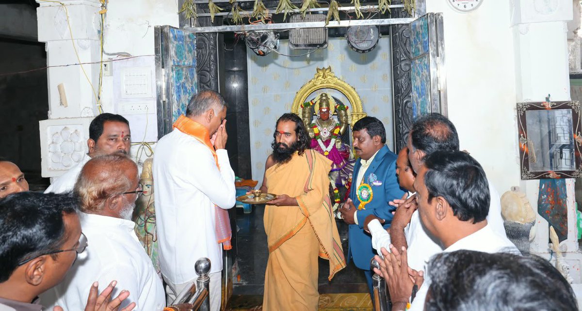 HarishRaoupdts's tweet photo. మీ సేవకు ఈ అవార్డు ముగింపు కాదు.... మరింత గొప్ప సేవకు ఇది ప్రారంభం కావాలి...

• వాసవి క్లబ్ అంటే కేవలం ఒక సంస్థ కాదు…సేవ, సంస్కారం, సమాజ బాధ్యత కలిసిన ఒక సేవా కుటుంబం....

• మనం ఎంత సంపాదించినం అనేది కాదు.. ఎంతో కొంత సమాజానికి ఇవ్వాలనే ఆలోచన గొప్పది..

• వాసవి క్లబ్ సేవల్లో వాసవి వనితా సేవలో స్ఫూర్తి దాయకం..

• వాసవి క్లబ్ ప్రాంతీయ సదస్సు అవార్డు ల ప్రధానోత్సవం లో పాల్గొన్న మాజీ మంత్రి ,ఎమ్మెల్యే @BRSHarish గారు.

ఈ సందర్బంగా హరీష్ రావు గారు మాట్లాడుతు...

ఈ రోజు వాసవి క్లబ్ ఆధ్వర్యంలో సమాజంలో వివిధ రంగాల్లో విశిష్ట సేవలు అందించిన వారిని గుర్తించి, వారిని అవార్డులతో సత్కరించడం ఎంతో అభినందనీయమైన విషయం.

సేవ చేసిన వారిని గుర్తించడం కూడా ఒక సేవే.
మంచి చేసిన వారిని ప్రోత్సహిస్తే… మరింత మందికి మంచి చేయాలనే స్ఫూర్తి కలుగుతుంది.
ఆ గొప్ప బాధ్యతను వాసవి క్లబ్ నిరంతరం నిర్వహిస్తుండటం సంతోషకరం.

వాసవి క్లబ్ అంటే కేవలం ఒక సంస్థ కాదు…
సేవ, సంస్కారం, సమాజ బాధ్యత కలిసిన ఒక సేవా కుటుంబం.

వాసవి క్లబ్ సేవలు రాష్ట్ర,జాతీయ స్థాయి లో నే కాదు అంతర్జాతీయ స్థాయి లో సేవలు అందిస్తున్నారు...

విద్యార్థులకు విద్యా సహాయం చేయడం, పేదలకు వైద్య సహాయం అందించడం, రక్తదాన శిబిరాలు నిర్వహించడం, అన్నదాన కార్యక్రమాలు చేపట్టడం, పర్యావరణ పరిరక్షణకు కృషి చేయడం, మహిళా సాధికారతను ప్రోత్సహించడం వంటి అనేక కార్యక్రమాల ద్వారా సమాజానికి అండగా నిలుస్తున్నారు.

ఆర్యవైశ్య సమాజం గురించి మాట్లాడేటప్పుడు మనకు ముందుగా గుర్తుకొచ్చేది శ్రీ వాసవీ కన్యకా పరమేశ్వరి అమ్మవారు.

అమ్మవారి ఆదర్శాలను అనుసరిస్తూ సమాజానికి ఉపయోగపడే కార్యక్రమాలు చేపట్టడం నిజమైన భక్తి అని నేను భావిస్తున్నాను.
సంపాదించడం గొప్ప విషయం కావచ్చు…
కానీ సంపాదించిన దాంట్లో కొంత సమాజానికి తిరిగి ఇవ్వాలనే ఆలోచన ఇంకా గొప్పది.

మన దగ్గర ఎంత సంపద ఉందన్నది కాదు…
మన వల్ల ఎంతమంది జీవితాల్లో వెలుగు వచ్చింది అన్నదే మన జీవితానికి నిజమైన విలువ.

ఈ రోజు అవార్డులు అందుకుంటున్న ప్రతి ఒక్కరికీ నా హృదయపూర్వక అభినందనలు.
ఈ అవార్డు మీ సేవకు లభించిన గుర్తింపు మాత్రమే కాదు… మీపై మరింత బాధ్యతను కూడా పెంచుతుంది. మీరు చేస్తున్న మంచి కార్యక్రమాలను చూసి మరో పదిమంది స్ఫూర్తి పొందాలి. వాళ్లు మరో వంద మందికి సహాయం చేయాలి. అలా సేవ ఒక గొలుసులా సమాజమంతా విస్తరించాలి.
ప్రత్యేకంగా యువతకు నేను ఒక విషయం చెప్పాలనుకుంటున్నాను.

జీవితంలో ఎదగాలి… సంపాదించాలి… ఉన్నత స్థానాలకు చేరుకోవాలి. అదే సమయంలో మన చుట్టూ ఉన్న సమాజాన్ని కూడా మర్చిపోకూడదు.

మన ఊరిలో ఒక పేద విద్యార్థి చదువు ఆగిపోకుండా చేయగలిగితే, ఒక నిరుపేద కుటుంబానికి వైద్య సహాయం అందించగలిగితే, అవసరంలో ఉన్న ఒక కుటుంబానికి అండగా నిలబడగలిగితే — అదే నిజమైన సామాజిక సేవ.

ఇలాంటి సేవా భావాన్ని యువతలో పెంపొందించే బాధ్యతను వాసవి క్లబ్ మరింత విస్తృతంగా తీసుకోవాలని కోరుకుంటున్నాను.

సామాజిక సేవా సంస్థల సహకారం తోడైతేనే సమాజంలో మరింత వేగంగా మార్పు తీసుకురాగలం.

రాబోయే రోజుల్లో కూడా విద్య, వైద్యం, మహిళా సాధికారత, యువత ఉపాధి, పర్యావరణ పరిరక్షణ వంటి రంగాల్లో వాసవి క్లబ్ మరిన్ని కార్యక్రమాలు చేపట్టి వేలాది కుటుంబాలకు అండగా నిలవాలని మనస్ఫూర్తిగా కోరుకుంటున్నాను.

ఈ అద్భుతమైన కార్యక్రమాన్ని నిర్వహించిన వాసవి క్లబ్ ప్రతినిధులందరికీ ప్రత్యేక అభినందనలు.