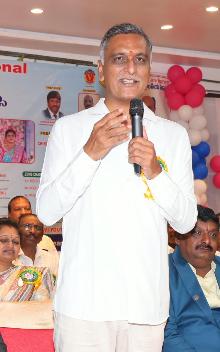 HarishRaoupdts's tweet photo. మీ సేవకు ఈ అవార్డు ముగింపు కాదు.... మరింత గొప్ప సేవకు ఇది ప్రారంభం కావాలి...

• వాసవి క్లబ్ అంటే కేవలం ఒక సంస్థ కాదు…సేవ, సంస్కారం, సమాజ బాధ్యత కలిసిన ఒక సేవా కుటుంబం....

• మనం ఎంత సంపాదించినం అనేది కాదు.. ఎంతో కొంత సమాజానికి ఇవ్వాలనే ఆలోచన గొప్పది..

• వాసవి క్లబ్ సేవల్లో వాసవి వనితా సేవలో స్ఫూర్తి దాయకం..

• వాసవి క్లబ్ ప్రాంతీయ సదస్సు అవార్డు ల ప్రధానోత్సవం లో పాల్గొన్న మాజీ మంత్రి ,ఎమ్మెల్యే @BRSHarish గారు.

ఈ సందర్బంగా హరీష్ రావు గారు మాట్లాడుతు...

ఈ రోజు వాసవి క్లబ్ ఆధ్వర్యంలో సమాజంలో వివిధ రంగాల్లో విశిష్ట సేవలు అందించిన వారిని గుర్తించి, వారిని అవార్డులతో సత్కరించడం ఎంతో అభినందనీయమైన విషయం.

సేవ చేసిన వారిని గుర్తించడం కూడా ఒక సేవే.
మంచి చేసిన వారిని ప్రోత్సహిస్తే… మరింత మందికి మంచి చేయాలనే స్ఫూర్తి కలుగుతుంది.
ఆ గొప్ప బాధ్యతను వాసవి క్లబ్ నిరంతరం నిర్వహిస్తుండటం సంతోషకరం.

వాసవి క్లబ్ అంటే కేవలం ఒక సంస్థ కాదు…
సేవ, సంస్కారం, సమాజ బాధ్యత కలిసిన ఒక సేవా కుటుంబం.

వాసవి క్లబ్ సేవలు రాష్ట్ర,జాతీయ స్థాయి లో నే కాదు అంతర్జాతీయ స్థాయి లో సేవలు అందిస్తున్నారు...

విద్యార్థులకు విద్యా సహాయం చేయడం, పేదలకు వైద్య సహాయం అందించడం, రక్తదాన శిబిరాలు నిర్వహించడం, అన్నదాన కార్యక్రమాలు చేపట్టడం, పర్యావరణ పరిరక్షణకు కృషి చేయడం, మహిళా సాధికారతను ప్రోత్సహించడం వంటి అనేక కార్యక్రమాల ద్వారా సమాజానికి అండగా నిలుస్తున్నారు.

ఆర్యవైశ్య సమాజం గురించి మాట్లాడేటప్పుడు మనకు ముందుగా గుర్తుకొచ్చేది శ్రీ వాసవీ కన్యకా పరమేశ్వరి అమ్మవారు.

అమ్మవారి ఆదర్శాలను అనుసరిస్తూ సమాజానికి ఉపయోగపడే కార్యక్రమాలు చేపట్టడం నిజమైన భక్తి అని నేను భావిస్తున్నాను.
సంపాదించడం గొప్ప విషయం కావచ్చు…
కానీ సంపాదించిన దాంట్లో కొంత సమాజానికి తిరిగి ఇవ్వాలనే ఆలోచన ఇంకా గొప్పది.

మన దగ్గర ఎంత సంపద ఉందన్నది కాదు…
మన వల్ల ఎంతమంది జీవితాల్లో వెలుగు వచ్చింది అన్నదే మన జీవితానికి నిజమైన విలువ.

ఈ రోజు అవార్డులు అందుకుంటున్న ప్రతి ఒక్కరికీ నా హృదయపూర్వక అభినందనలు.
ఈ అవార్డు మీ సేవకు లభించిన గుర్తింపు మాత్రమే కాదు… మీపై మరింత బాధ్యతను కూడా పెంచుతుంది. మీరు చేస్తున్న మంచి కార్యక్రమాలను చూసి మరో పదిమంది స్ఫూర్తి పొందాలి. వాళ్లు మరో వంద మందికి సహాయం చేయాలి. అలా సేవ ఒక గొలుసులా సమాజమంతా విస్తరించాలి.
ప్రత్యేకంగా యువతకు నేను ఒక విషయం చెప్పాలనుకుంటున్నాను.

జీవితంలో ఎదగాలి… సంపాదించాలి… ఉన్నత స్థానాలకు చేరుకోవాలి. అదే సమయంలో మన చుట్టూ ఉన్న సమాజాన్ని కూడా మర్చిపోకూడదు.

మన ఊరిలో ఒక పేద విద్యార్థి చదువు ఆగిపోకుండా చేయగలిగితే, ఒక నిరుపేద కుటుంబానికి వైద్య సహాయం అందించగలిగితే, అవసరంలో ఉన్న ఒక కుటుంబానికి అండగా నిలబడగలిగితే — అదే నిజమైన సామాజిక సేవ.

ఇలాంటి సేవా భావాన్ని యువతలో పెంపొందించే బాధ్యతను వాసవి క్లబ్ మరింత విస్తృతంగా తీసుకోవాలని కోరుకుంటున్నాను.

సామాజిక సేవా సంస్థల సహకారం తోడైతేనే సమాజంలో మరింత వేగంగా మార్పు తీసుకురాగలం.

రాబోయే రోజుల్లో కూడా విద్య, వైద్యం, మహిళా సాధికారత, యువత ఉపాధి, పర్యావరణ పరిరక్షణ వంటి రంగాల్లో వాసవి క్లబ్ మరిన్ని కార్యక్రమాలు చేపట్టి వేలాది కుటుంబాలకు అండగా నిలవాలని మనస్ఫూర్తిగా కోరుకుంటున్నాను.

ఈ అద్భుతమైన కార్యక్రమాన్ని నిర్వహించిన వాసవి క్లబ్ ప్రతినిధులందరికీ ప్రత్యేక అభినందనలు.