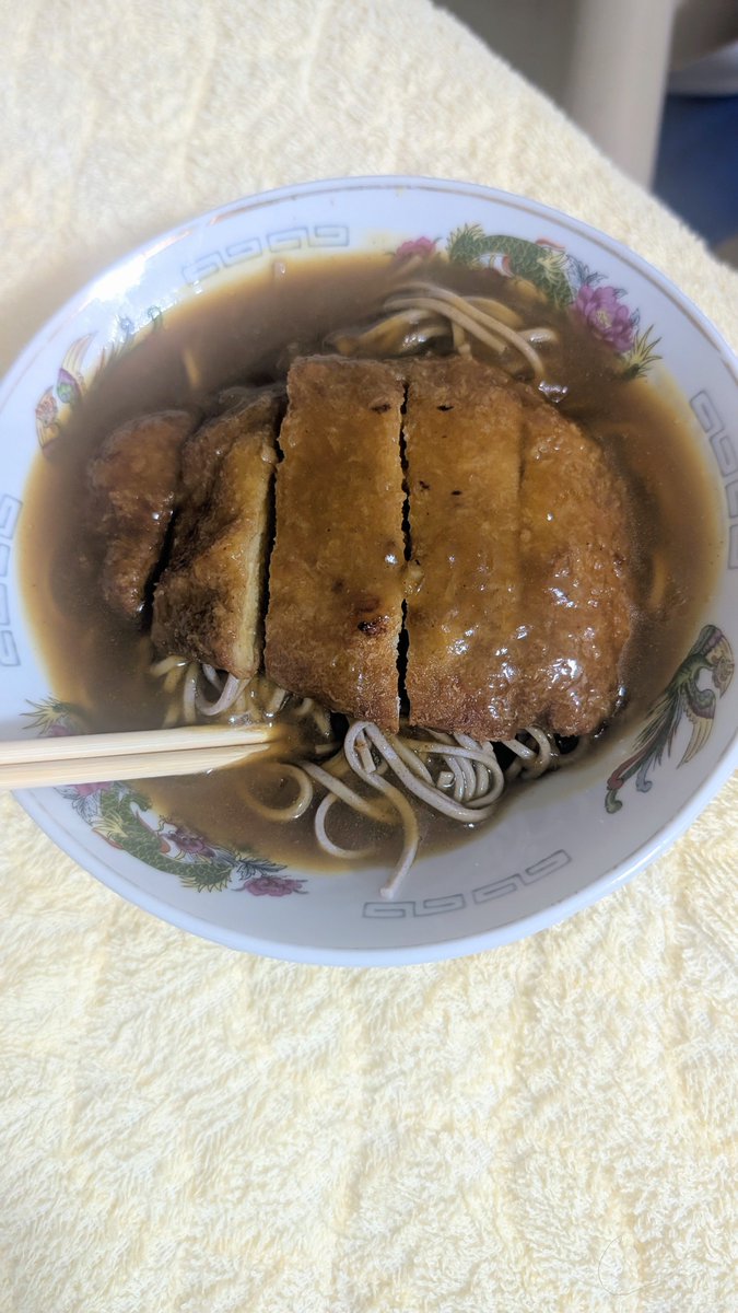 REIKA04_01's tweet photo. 今日のご飯はカツカレーそば( * ॑꒳ ॑*)ﾉﾆｺｯ🥰💕 https://t.co/z3KRwRgUVT