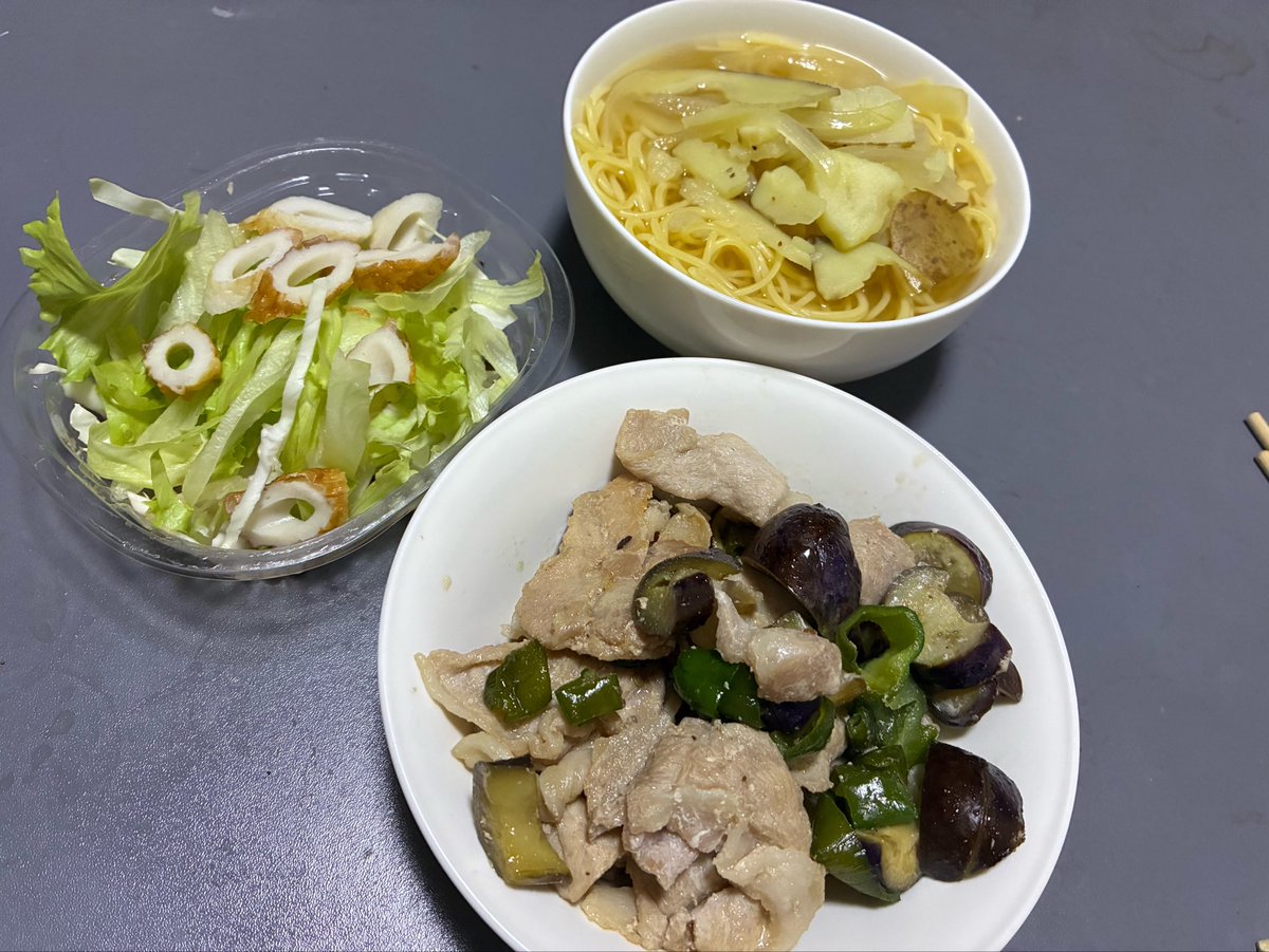 Reunion9446's tweet photo. 晩ごはん
豚野菜生姜焼き、コンソメスープパスタ、生野菜サラダ

#おうちごはん https://t.co/D1kczi4bkw