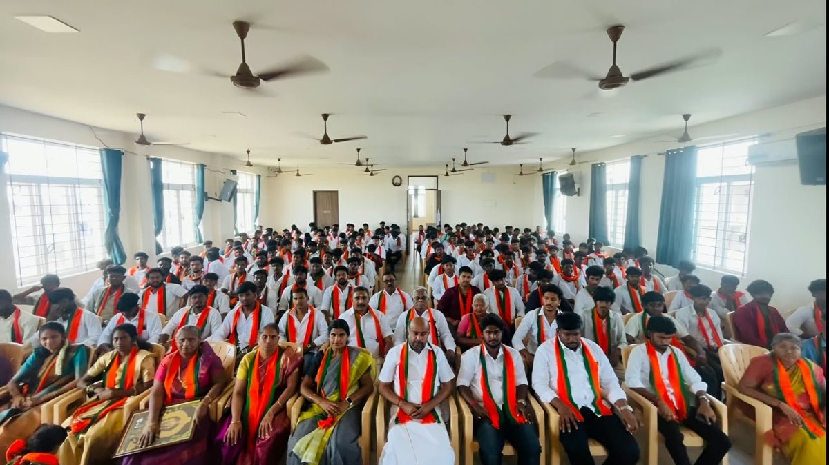 Kcmb_srinivasan's tweet photo. இன்று பாரதிய ஜனதா கட்சி மாவட்ட அலுவலகத்தில் பாரத பிரதமர் திரு @Narendramodi அவர்களின் தேசப் பணிக்கு தங்களையும் அர்ப்பணித்துக் கொள்கிறோம் என்ற உணர்வோடு திரு ஆனந்த் அவர்கள் தலைமையில், வழக்கறிஞர்கள் திரு மாரிமுத்து, திரு தினேஷ், திரு அஜிஸ், திரு ராம்பிரசாத் மற்றும் திரு தினேஷ் 
1/5 https://t.co/8CykupE6KC