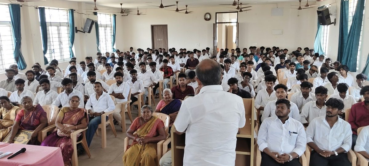 Kcmb_srinivasan's tweet photo. இன்று பாரதிய ஜனதா கட்சி மாவட்ட அலுவலகத்தில் பாரத பிரதமர் திரு @Narendramodi அவர்களின் தேசப் பணிக்கு தங்களையும் அர்ப்பணித்துக் கொள்கிறோம் என்ற உணர்வோடு திரு ஆனந்த் அவர்கள் தலைமையில், வழக்கறிஞர்கள் திரு மாரிமுத்து, திரு தினேஷ், திரு அஜிஸ், திரு ராம்பிரசாத் மற்றும் திரு தினேஷ் 
1/5 https://t.co/8CykupE6KC