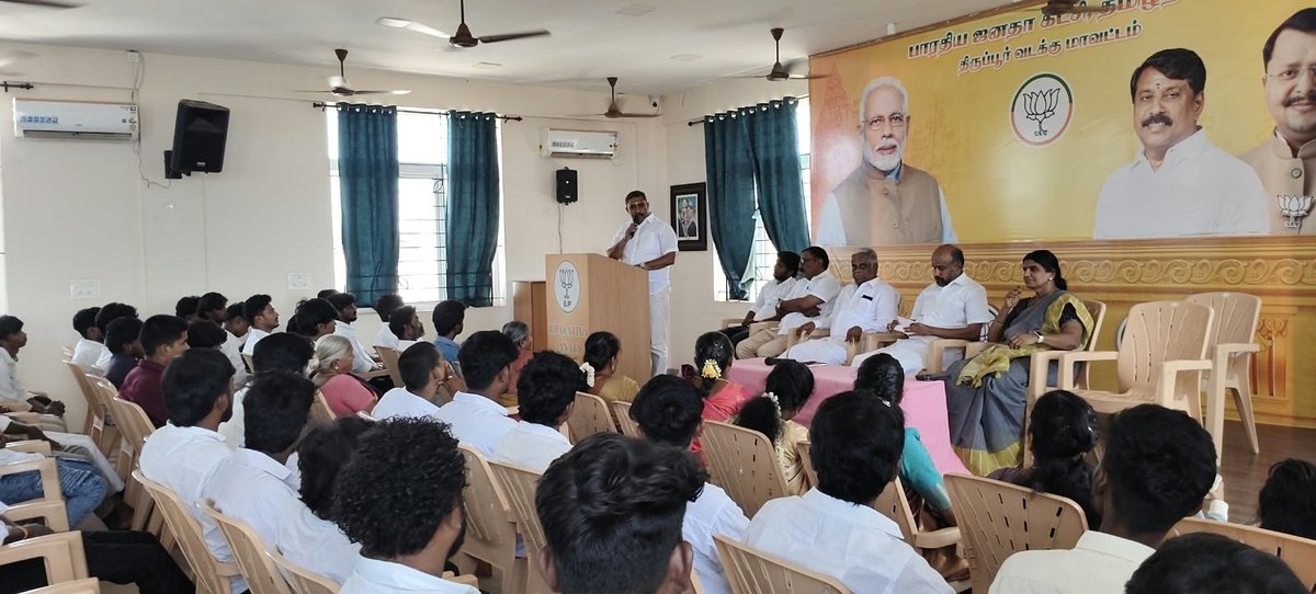 Kcmb_srinivasan's tweet photo. இன்று பாரதிய ஜனதா கட்சி மாவட்ட அலுவலகத்தில் பாரத பிரதமர் திரு @Narendramodi அவர்களின் தேசப் பணிக்கு தங்களையும் அர்ப்பணித்துக் கொள்கிறோம் என்ற உணர்வோடு திரு ஆனந்த் அவர்கள் தலைமையில், வழக்கறிஞர்கள் திரு மாரிமுத்து, திரு தினேஷ், திரு அஜிஸ், திரு ராம்பிரசாத் மற்றும் திரு தினேஷ் 
1/5 https://t.co/8CykupE6KC