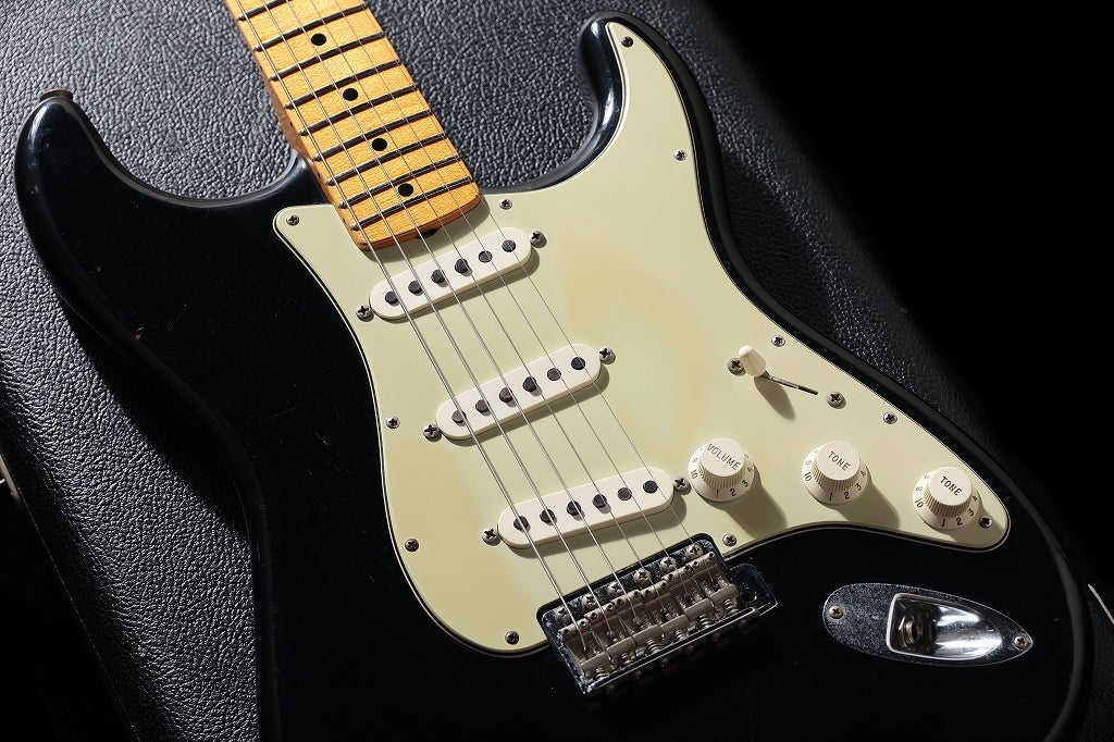 ishibashichamz's tweet photo. 【#中古】#FENDERCUSTOMSHOP / MBS 1964 Stratocaster Closet Classic Black by John Cruz 【御茶ノ水本店】
アルダーボディ、メイプルネック、張りメイプル指板といったウッドマテリアルを採用。
ネックは64らしい60年代初頭と比べるとやや厚みのあるCシェイプネックで指板のラジアスは9.5。 https://t.co/gURVhGC97e