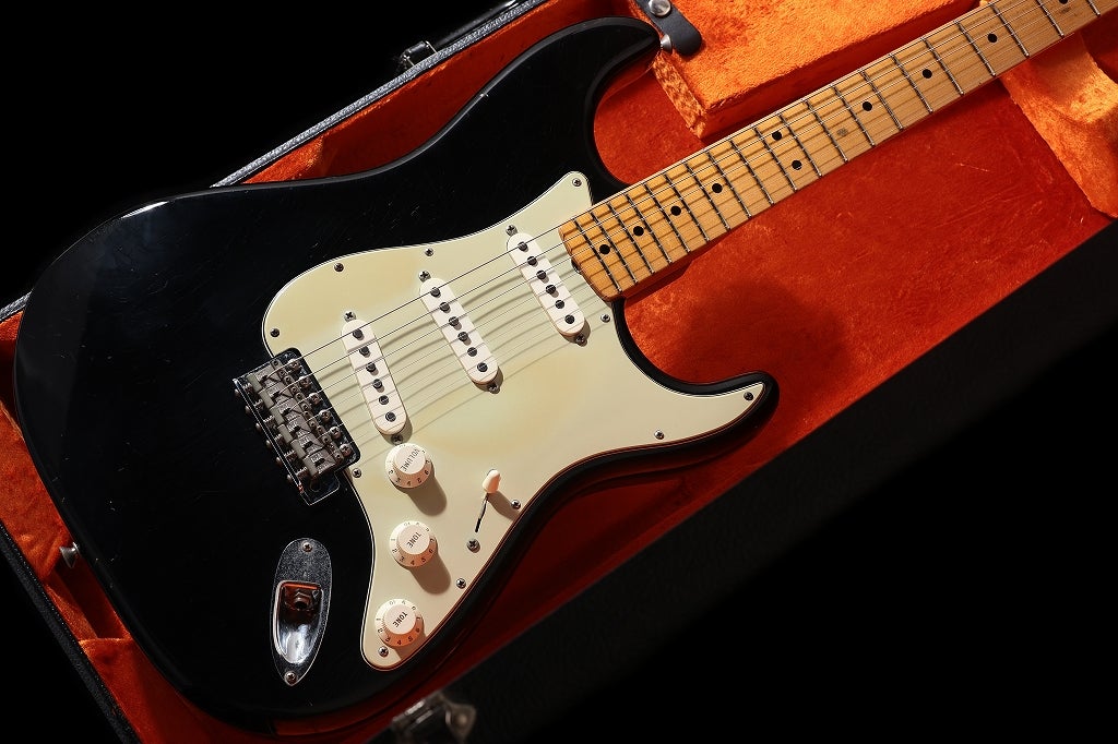 ishibashichamz's tweet photo. 【#中古】#FENDERCUSTOMSHOP / MBS 1964 Stratocaster Closet Classic Black by John Cruz 【御茶ノ水本店】
アルダーボディ、メイプルネック、張りメイプル指板といったウッドマテリアルを採用。
ネックは64らしい60年代初頭と比べるとやや厚みのあるCシェイプネックで指板のラジアスは9.5。 https://t.co/gURVhGC97e