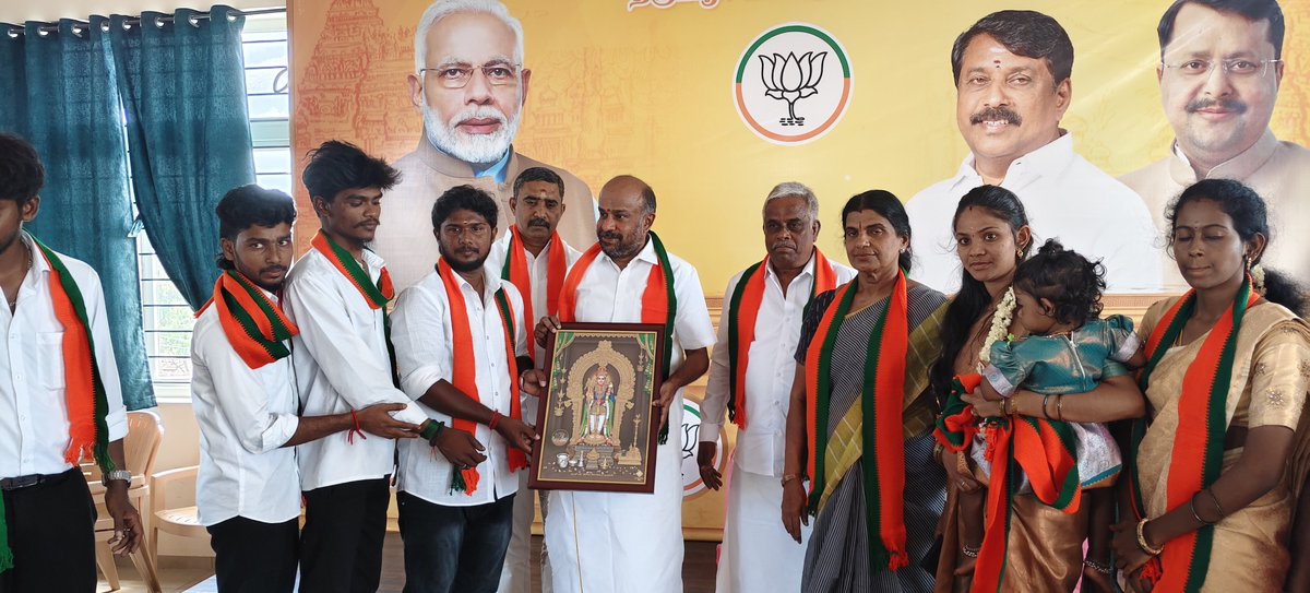Kcmb_srinivasan's tweet photo. @narendramodi @BJP4TamilNadu @BJP4India @BjpTuppNorth @NainarBJP மாவட்ட செயலாளர் மற்றும் மூத்த உறுப்பினர் திரு சிட்டிசன் ஈஸ்வரன் அண்ணன் அவர்கள்,மாவட்ட சமூக ஊடகப்பிரிவு தலைவர் திரு ஜெயச்சந்திரன் அவர்கள் ஆகியோர் கலந்து கொண்டார்கள். 

பாரதிய ஜனதா கட்சியில் இணைத்துக் கொண்ட அனைத்து சகோதரர்களையும் மாநிலத் தலைவர்  
4/5 https://t.co/Fbvutpxzj9