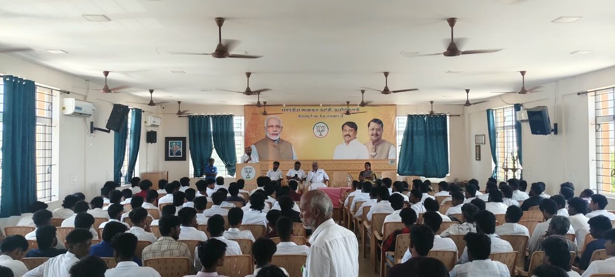 Kcmb_srinivasan's tweet photo. @narendramodi @BJP4TamilNadu @BJP4India @BjpTuppNorth @NainarBJP மாவட்ட செயலாளர் மற்றும் மூத்த உறுப்பினர் திரு சிட்டிசன் ஈஸ்வரன் அண்ணன் அவர்கள்,மாவட்ட சமூக ஊடகப்பிரிவு தலைவர் திரு ஜெயச்சந்திரன் அவர்கள் ஆகியோர் கலந்து கொண்டார்கள். 

பாரதிய ஜனதா கட்சியில் இணைத்துக் கொண்ட அனைத்து சகோதரர்களையும் மாநிலத் தலைவர்  
4/5 https://t.co/Fbvutpxzj9