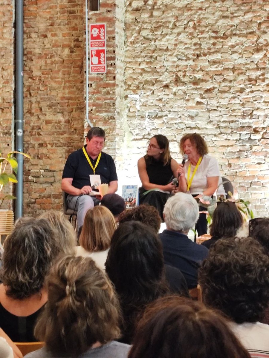nortes_me's tweet photo. ¡Segunda jornada de Pan y Roses! Ahora mismo, Nico Hirtt y Beatriz Quirós hablando sobre "En la escuela del capitalismo" ante una sala hasta arriba @Fest_PanyRoses @HojadLata @SUATEA https://t.co/ZJ0JMoOgZp