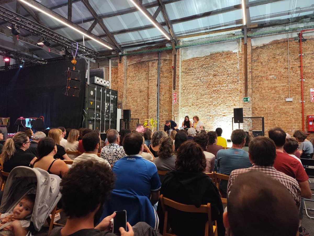 nortes_me's tweet photo. ¡Segunda jornada de Pan y Roses! Ahora mismo, Nico Hirtt y Beatriz Quirós hablando sobre "En la escuela del capitalismo" ante una sala hasta arriba @Fest_PanyRoses @HojadLata @SUATEA https://t.co/ZJ0JMoOgZp