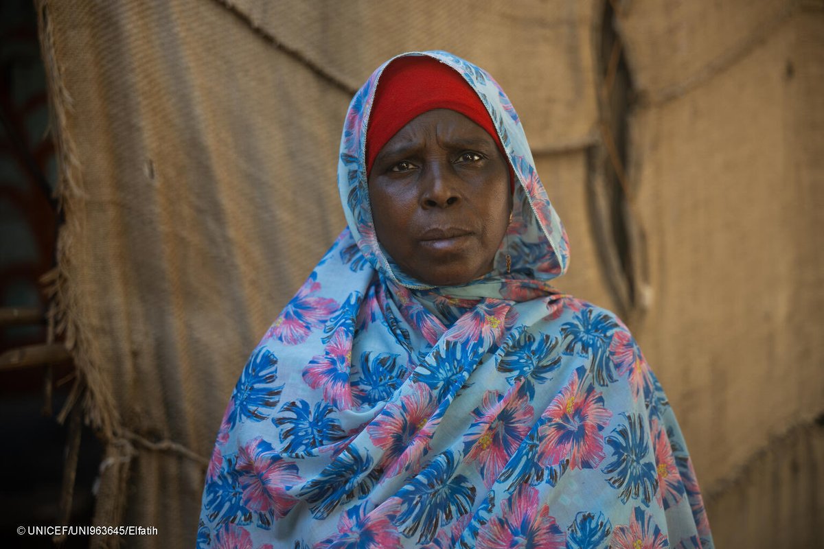 UNICEFSudan's tweet photo. بالنسبة للأسر المتضررة من النزاع في السودان، حتى توفير الطعام على المائدة يمكن أن يصبح تحدياً يومياً.

تساعد المساعدات النقدية التي تقدمها اليونيسف الأسر على تلبية احتياجاتها العاجلة وإعادة بناء سبل عيشها.
بالنسبة لخديجة، ساعدها الدعم على تحويل استثمار صغير إلى مصدر للدخل والأمل. https://t.co/yIxtUfyzrw