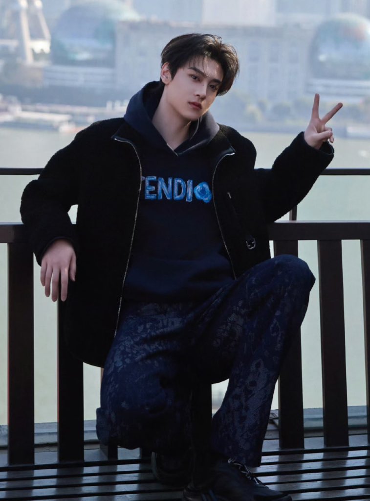 txning__'s tweet photo. 전허녕 살짝 눈썹 찌푸릴때 ㅈㅉ 개잘생긴거 알지 https://t.co/dUFrPvmJXR