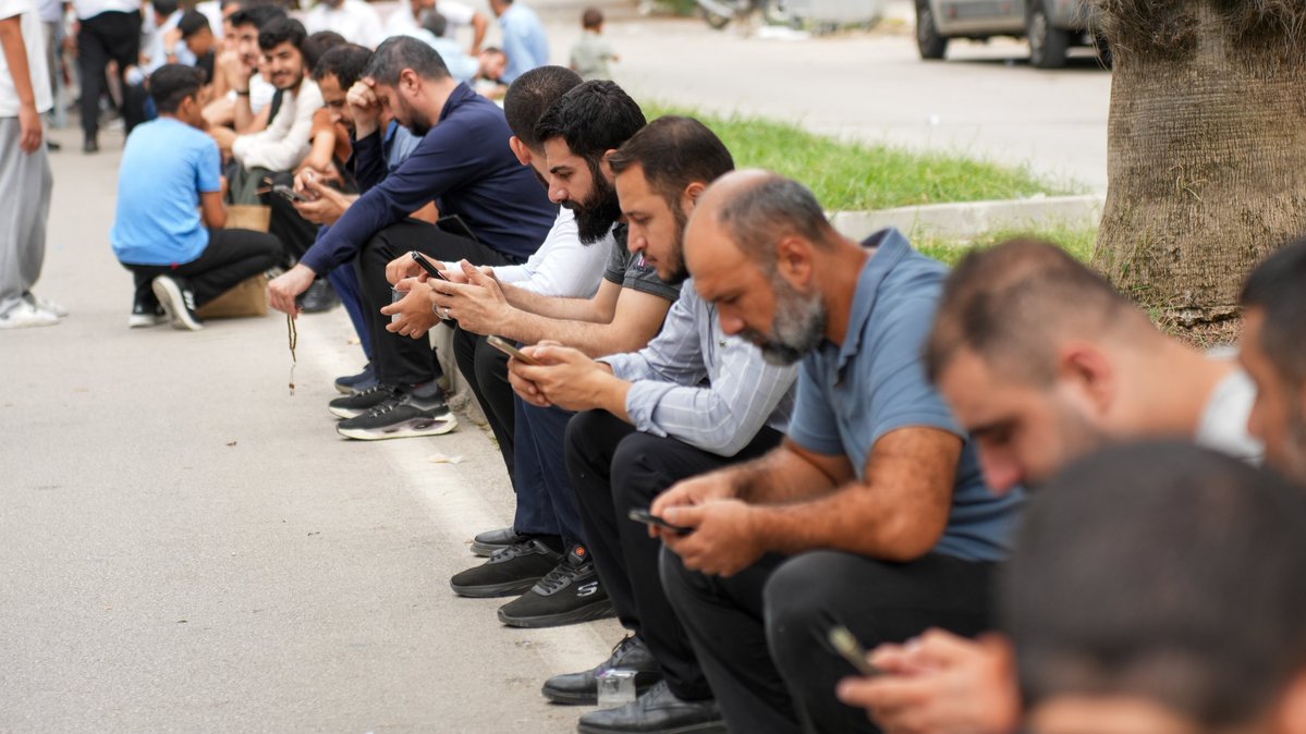 liderhoca_1's tweet photo. Adana'da dün akşam gerçekleşen sokak işkencesinde gözaltına alınan Furkan Gönüllüleri için Adana Emniyeti önünde bekleyiş sürüyor.

#AdanaEmniyeti
Polisten SokakIşkencesi
AkpDönemi ZulümDönemi
OzgürlükYürüyüşüne Müdahale https://t.co/LcBis7yK1Y