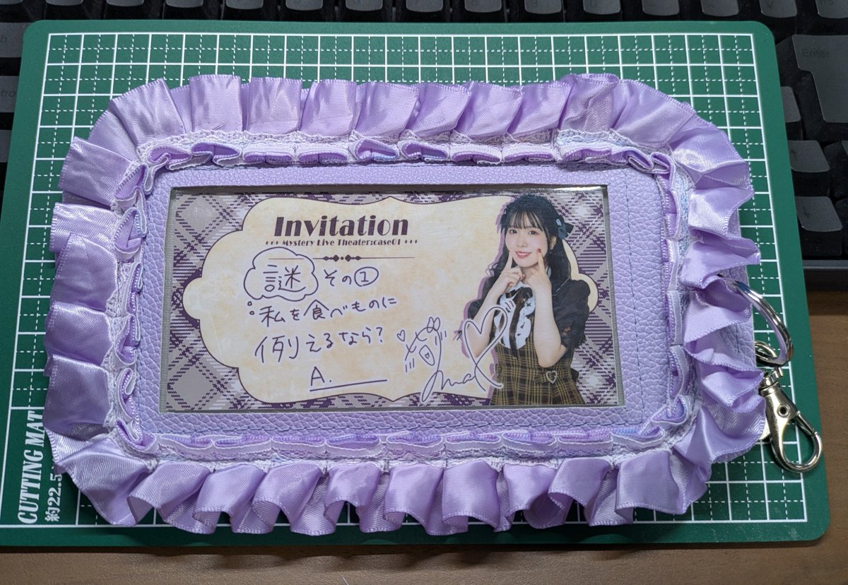 mel0nkun's tweet photo. まーちゃんのM.L.Tのステッカー飾るのに丁度のサイズの入れ物が売られてなかったから無いなら作れの精神で作ったよ〜
ちょっと不格好だけどミシンと1日格闘の末無事出来ました✨
#まおーこく https://t.co/wzC4acMRAa