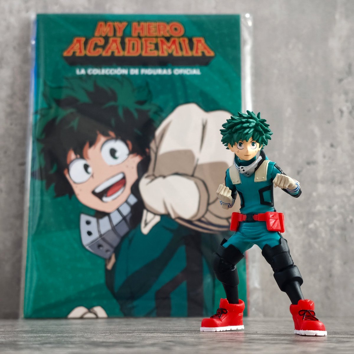 vicdbz's tweet photo. Complicado picar con esta colección con tremenda mierda de primera figura... Que a ver, no esperaba una Hot Toys, pero cojones es que ni se parece en rostro, proporciones, puños grandes, etc... Nada. Al menos el panfletillo bien 🤣
#MyHeroAcademia #Deku #Midoriya #Izuku #Figureo https://t.co/aW39uRB2tu