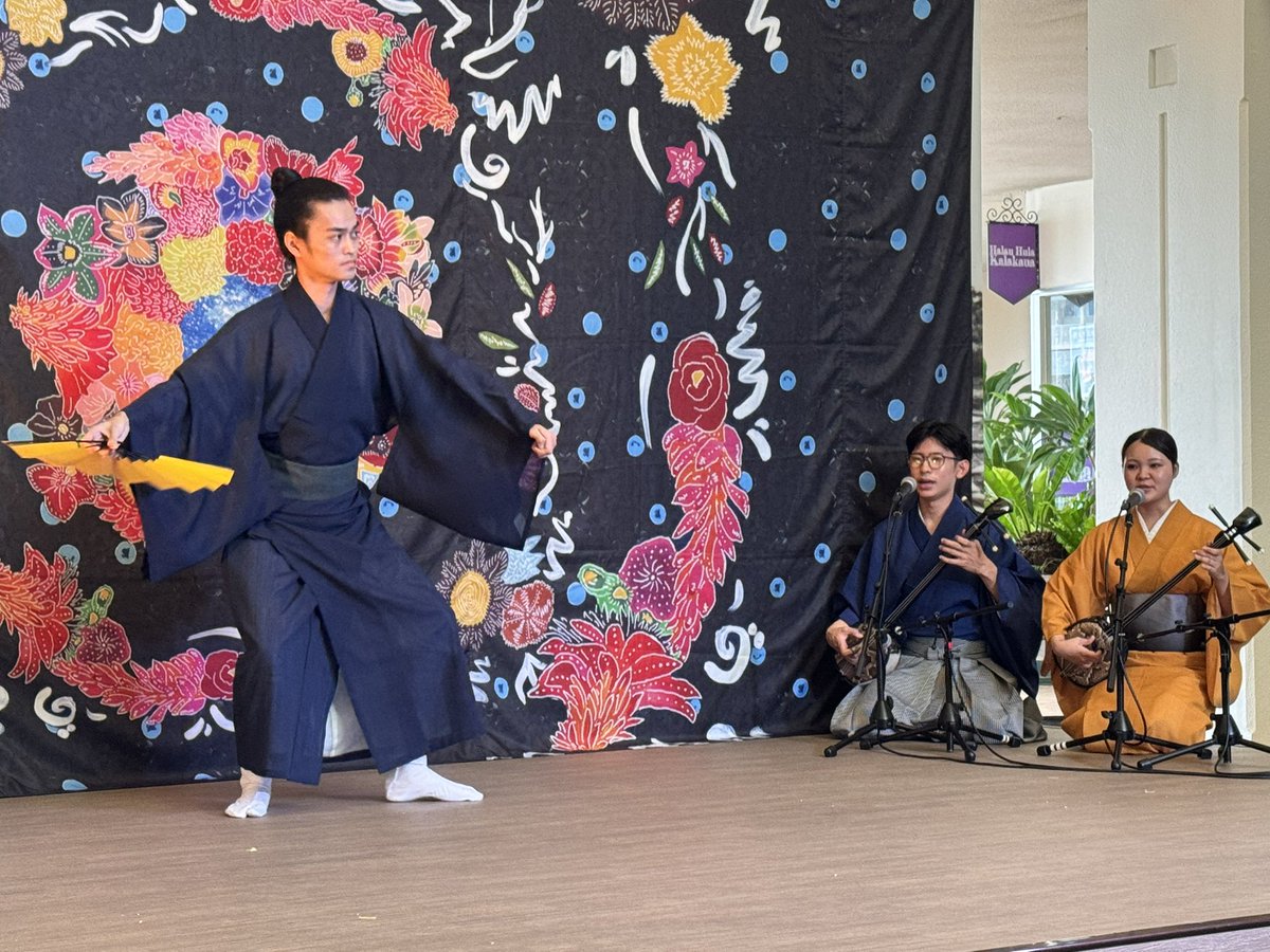 wkikuro's tweet photo. 琉球古典芸能「えん」の８周年公演にプラザハウスへ行ってきました。「真昼のお月見会���ということで、お月さまや秋にちなんだ曲や舞踊が披露され、台風26号が接近する午後のひとときを楽しんできました♪ https://t.co/iZpHw0WZpe