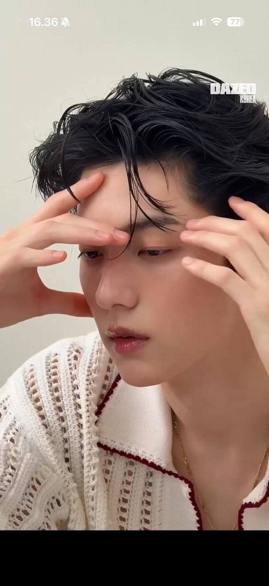 beomgirlism's tweet photo. His fingers are so long https://t.co/4ErwjHoewr