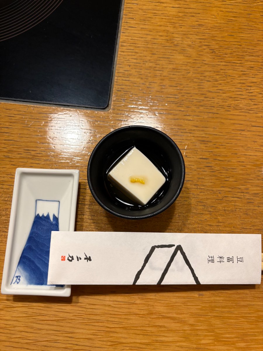 flowerdish's tweet photo. 着席！
お豆腐の灯りがかわいい✨⬜️✨ https://t.co/30W3toblrN