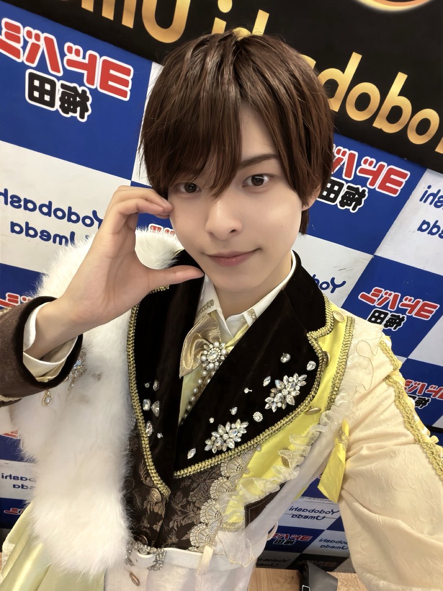 sucrebox_hikari's tweet photo. リンクス梅田ありがとうございました！

雨にも関わらずたくさん見に来てくれて嬉しかった！
カッパも現地で調達してライブ見てくれてありがとう😭✨
撮可ぜひTikTokにメンションして載せてねー！

次は明日バナナホールで対バン！楽しみ🫶 https://t.co/kcnfckyq5E