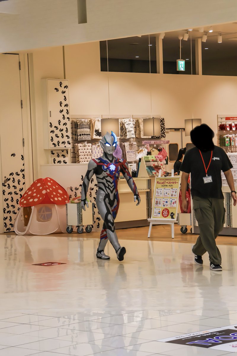 P_18782's tweet photo. ショッピングモールを練り歩くブレーザー
 #ウルトラマンブレーザー
 #イオンモール太田 https://t.co/Lwv8XffbkY