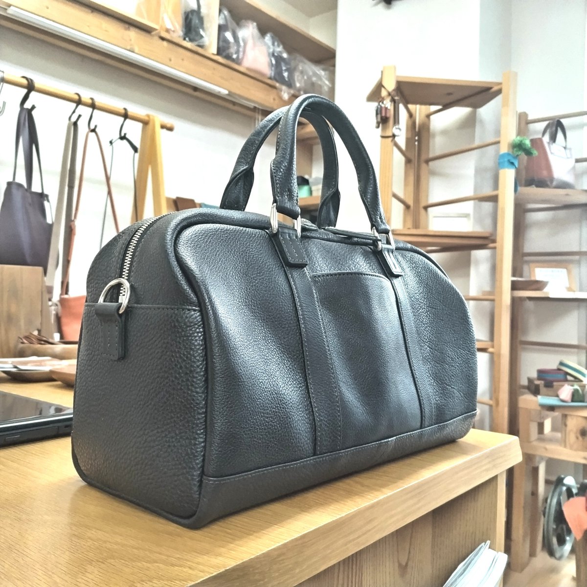 studiounaBorsa's tweet photo. ==お知らせ==
9/29(火)、午前中お休み
13:00から営業予定
健康診断に行ってきます

ボストンバッグのサンプル完成
ほぼ修正なしでいいみたい
よかった

#unaBorsa https://t.co/Uo6k1ZpxlZ