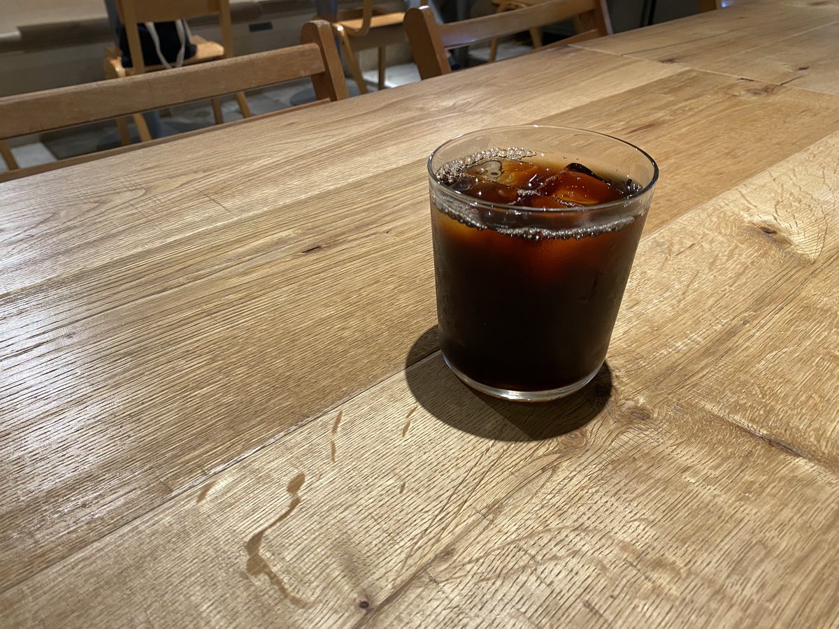 Royroy_0712's tweet photo. 代官山フラフラしてたら、偶然見つけた柿本ケンサクさんがガラス作家の三嶋りつ恵さんのガラスを通して写した写真。
色んなところから光が差し込み夢か現（うつつ）かのような世界観を感じた展示。
南青山でもやっているので、行ければ🏃‍♂️ https://t.co/RuQ8z9jCha