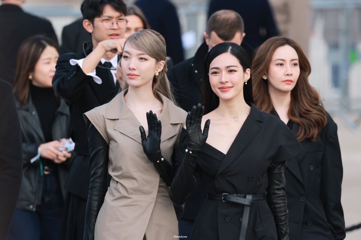 Ch3Minus's tweet photo. Welcome back to the City of Love, Lingling Kwong and Orm Kornnaphat. Paris has been waiting for your presence again. Have a safe and beautiful stay for Dior Summer 27 🇫🇷💓

#LinglingKwong #OrmKornnaphat #LingOrmDiorSummer27 #LingOrm #Dior #DiorSummer27 #PFW https://t.co/qTszRVk5Ym