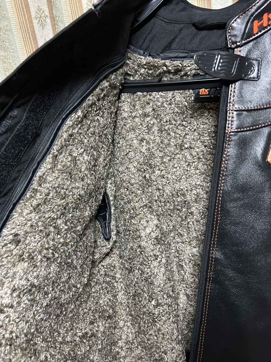 bonyzfr15's tweet photo. お店から秋冬の新作入荷の連絡があったのでHYOD仙台さんまで
早く買わないと在庫切れちゃうからすぐ買わないとダメなんすよね
コレで晩秋から初春の寒さに怯える事もなくなった。
防寒のテキスタイルジャケットあるけどレザージャケットがいい。コレで通年のレイヤリングに悩まなくて済むようになった https://t.co/ME5eBjynah