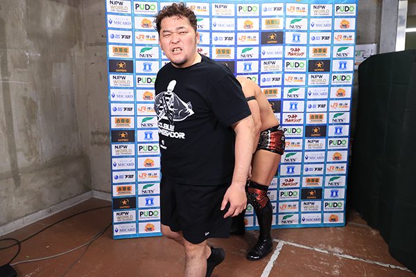 njpw1972's tweet photo. 矢野「（※TAKESHITAに肩を貸して）オイ、大丈夫か」

TAKESHITA「アァ……すんません、矢野さん、すんません。シュン・スカイウォーカー……次は俺がお前を追いかけるよ」
 
矢野「よく聞け！あのクソどもな、俺がな、ぶちのめしてやる！タコが！ナメんな、オイ！」

全文
https://t.co/dw3vn7MNTh https://t.co/KrZRA0RfHb
