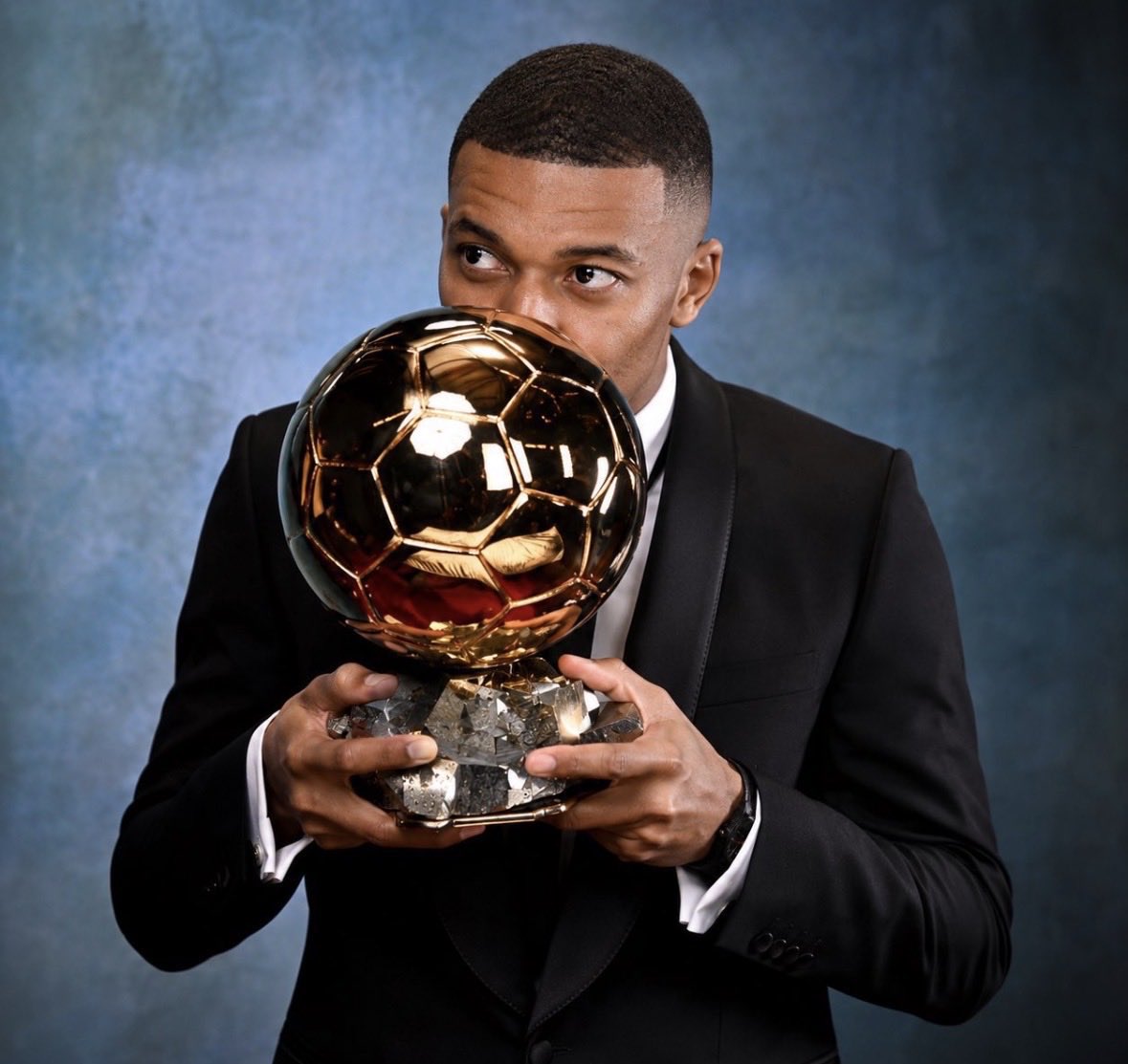 mbappeworld98's tweet photo. Cristiano Ronaldo won the Ballon d’Or in 2013 without team trophies.
So yes, history has already shown it: collective trophies are not everything when individual greatness is undeniable.

Mbappé has done enough.
Mbappé Ballon d’Or. 👑🌕 https://t.co/Ce7BzRUjGS