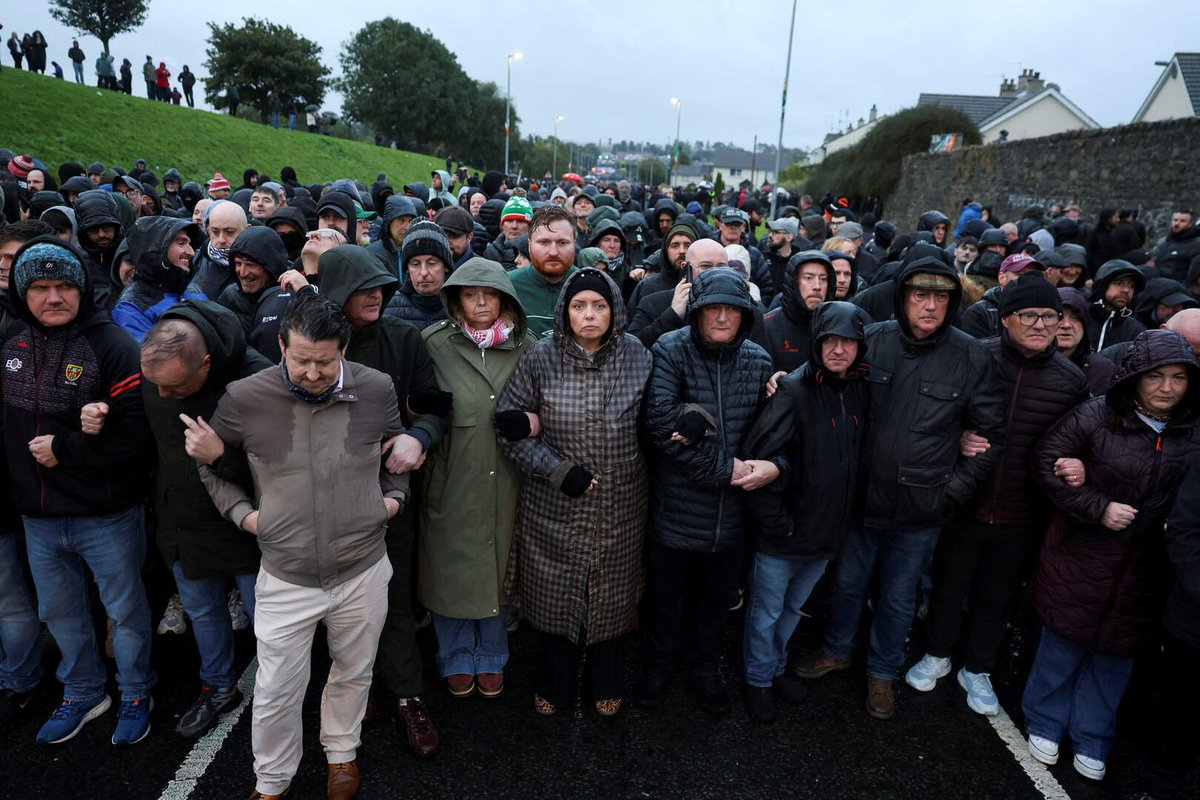 CatholicArena's tweet photo. IRELAND 🇮🇪 🚨 

Irish Catholics are standing on the Garvaghy Road after British authorities permitted the anti Catholic Orange Order to stage a deliberately provocative march in their community for the first time in 27 years https://t.co/VpWDsO6kgu