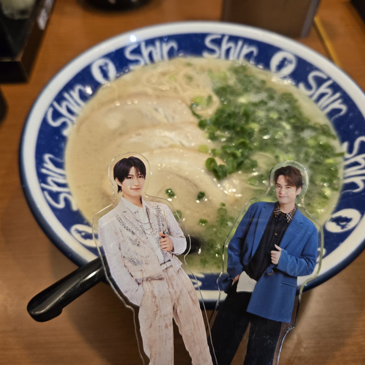 liberal_ange's tweet photo. 今日は、優馬くん出演の｢パレイドリア｣で小倉です！

カーテンコールでは、久しぶりに優馬くんのモノマネメドレーが見れて、鴻上さんに感謝です！

終わってから、お友達と小倉駅で｢しんしん｣のラーメン食べて、福岡空港へ。
展望デッキへ行ってみたら、ちょうどポケモンの飛行機が通過しました。 https://t.co/0eevswAJjB