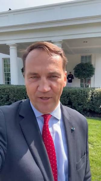 Spiacyy_Rycerz's tweet photo. Donald Tusk przed Belwederem, Radosław Sikorski przed Białym Domem. To się kwalifikuje na jakąś galerię zdjęć pod tytułem: "Hołota zza płota" 🤭 https://t.co/DkhfLCMxsh