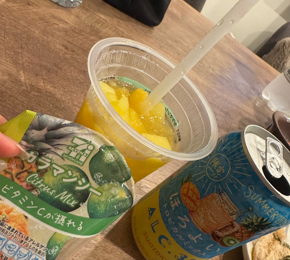 9xilvw's tweet photo. セブンのこれをこう
レモンの約30倍のビタミンCで奇跡の果実って言われてるカラマンシーでビタミン爆弾🍋 https://t.co/wzzGNF9xJT