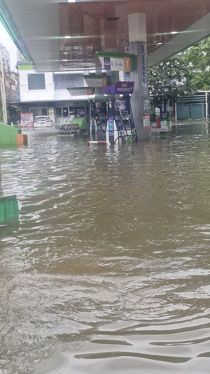 mali___1987's tweet photo. ไม่ลดลงเลยนะ ลุยน้ำไปหาของที่ตลาดบางกะปิ โปรดแวะมาดูชาวลาดพร้าว บางกะปิบ้างนะ😭😭

#น้ำท่วมกรุงเทพ #น้ำท่วม #น้ำท่วม69 https://t.co/tNDB1P4HLX