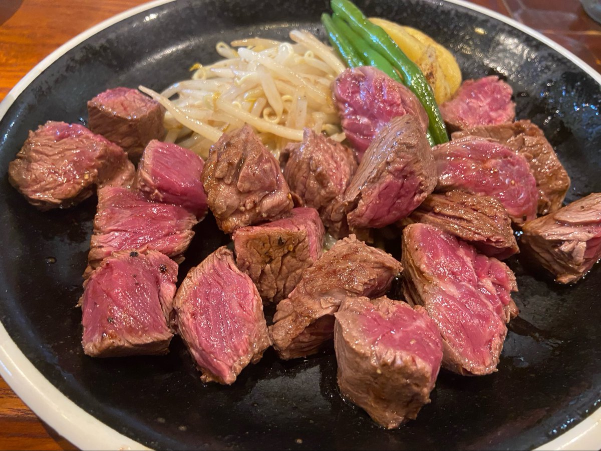 gosm_bkn's tweet photo. 美味い肉と海老と颯boyの指 https://t.co/tMBCSe2xVC