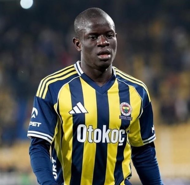 SaracogluSports's tweet photo. Bu adamı rahat bırakın artık Fenerbahçe için sonuna kadar savaşıyor biz ondan razıyız. https://t.co/pXGj7dTLat