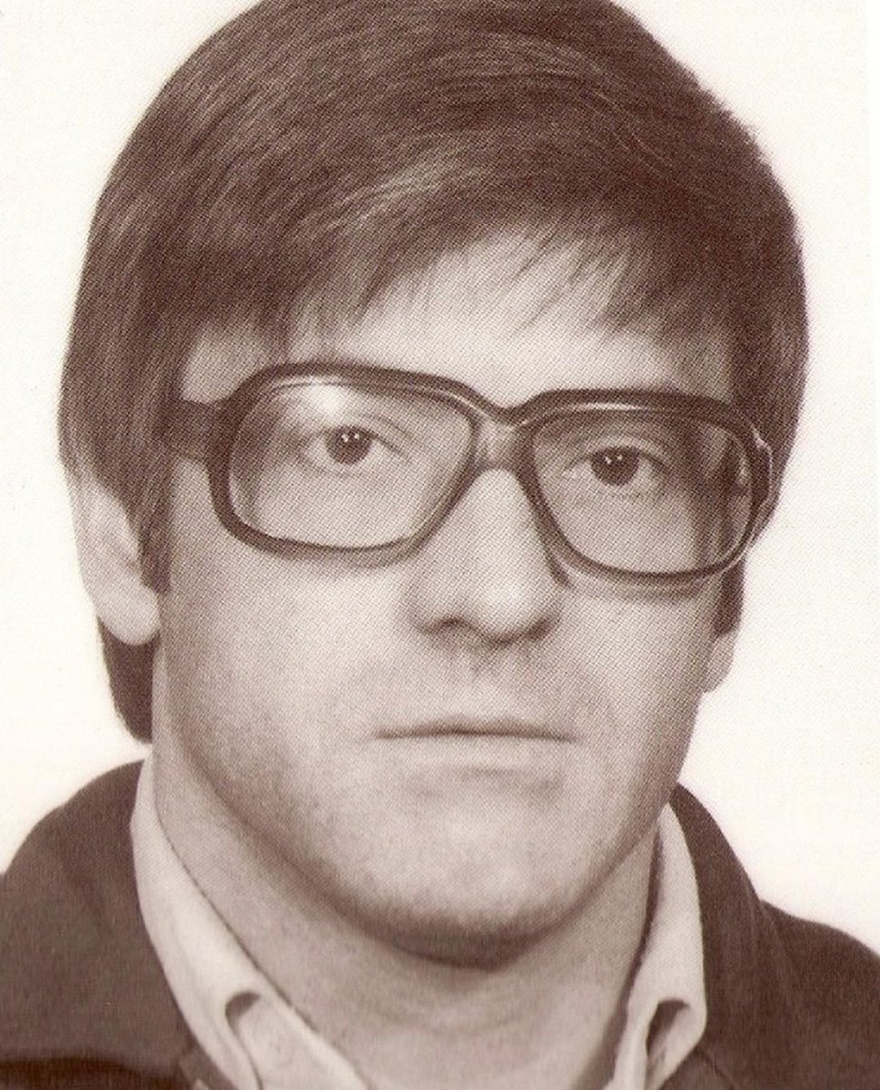 outsidersesp's tweet photo. El 27 de septiembre de 1979 pistoleros del grupo parapolicial Batallón Vasco-Español asesinaban a tiros al concejal de Herri Batasuna en el ayuntamiento de Donosti Tomás Alba Irazusta, de 42 años, cuando salia de una sidreria de Astigarraga.

Los asesinos eran Ignacio Iturbide y Ladislao Zabala, del comando Iturbide del BVE, y se dedicaban a recorrer en coche la zona entre Hernani, Andoain y Orereta a la ‘caza de separatistas’, y a los que se atribuye al menos siete asesinatos. Esa noche reconocieron a Alba en Astigarraga y le esperaron a la salida del local para asesinarle.

Iturbide y Zabala actuaron de manera impune entre 1979 y 1981 matando al menos a 7 personas en la zona conocida como «el triángulo de la muerte» entre Andoain, Hernani, Urnieta y Astigarraga.

Era frecuente verlos cerca de comisarías antes o después de cometer los asesinatos.

Condenados a 231 años de prisión, en terminaron cumpliendo menos de 10. Iturbide fue detenido en dos ocasiones más. Lo encontraron muerto a un bosque en el 2013. Zabala murió el 2015, y recibió un homenaje póstumo por parte de grupos fascistas y neonazis en el Hogar Social de Madrid.